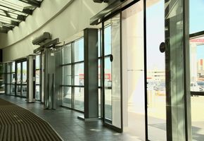 Двери в проекте Автоматические раздвижные двери для ТЦ «ГоркиПарк»