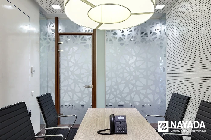 Оригинальные перегородки в офисах известных компаний