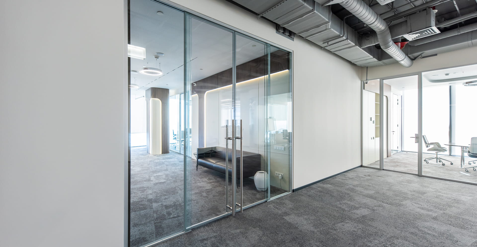 Фото проекта: Установка перегородок, дверей, панелей и мебели в Pesco Switzerland AG. Изображение № 8