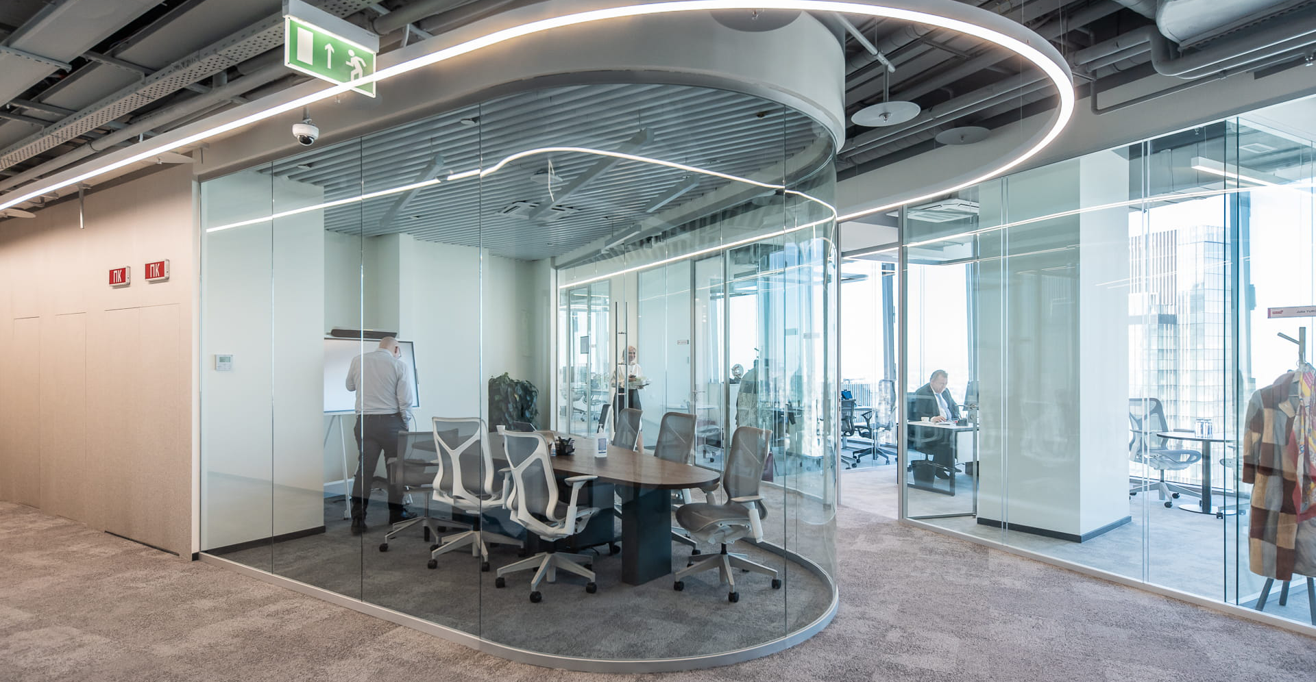 Фото проекта: Установка перегородок, дверей, панелей и мебели в Pesco Switzerland AG. Изображение № 1